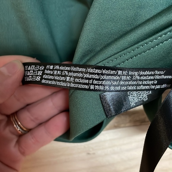 Victoria Sport size Large Green Razor Back V-neck Back Cutout Design Sports Bra - Picture 6 of 7